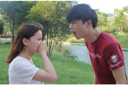 口臭的原因和治疗