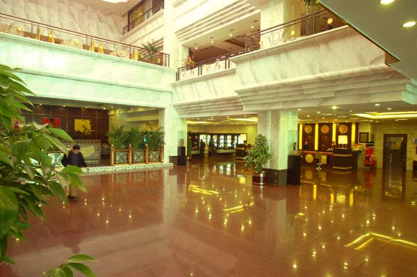 1538187617500404.jpg 她在这个城市把爱心交给陌生人,也在执着的等.jpg