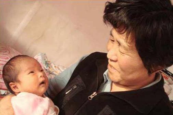 1537435792428607.jpg 婆婆迷信偷偷给娃吃香灰