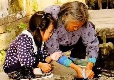 1536550295615372.jpg 父母的爱情:那个年代的爱情,让人酸苦让人踏实!.jpg