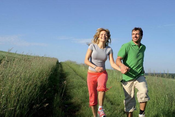 两夫妻各自藏私房钱，最终竟然幸福到老