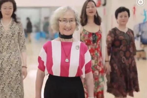 1534925026782795.jpg 女人最好的保养品就是不服老的心态,这个潮人奶奶美翻天了