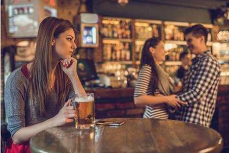 1535449750648972.jpg 情感咨询|异地恋三年,男友出轨好闺蜜,我该怎么办